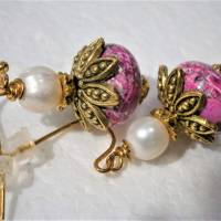 Ohrringe handgefertigt mit pink Mosaikjaspis und Süßwasserzuchtperle weiß goldfarben boho chic Bild 6