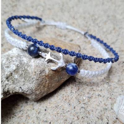 Maritimes Makramee-Armband in Blau und Weiß mit Anker, doppelreihig