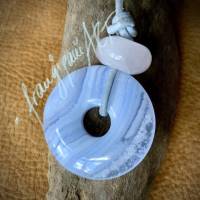 Edelstein-Donutkette , schön gezeichneter hellblauer Chalcedon mit einer Rosenquarzbutton-Perle Bild 1