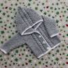 Strickjacke mit Kapuze ab Größe 50/56 bis Größe 86/92 Trachtenjacke für Mädchen Pullover mit Zopfmuster Taufe Bild 4
