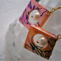 Ohrringe orange pink aus Perlmutt irisierend mit Süßwasserzuchtperlen weiß handgefertigt Ibiza biho Bild 2
