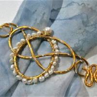 Tuchnadel mit Süßwasserzuchtperlen weiß an goldfarben celtic knot Brautschmuck Geschenk für sie Bild 3