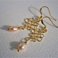 Ohrringe handgefertigt mit Perle rosa Tropfen pastell am keltischen Knoten als Brautschmuck Perlenohrringe Bild 2