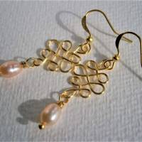 Ohrringe handgefertigt mit Perle rosa Tropfen pastell am keltischen Knoten als Brautschmuck Perlenohrringe Bild 4