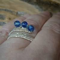 Ring blau handgewebt mit Quarz pastell Spiralring silberfarben verstellbar als Design Bandring wirework Daumenring Bild 3