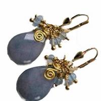 Ohrringe grau Tropfen facettiert mit Mini Kugeln Achat blau handgefertigt Doublé goldfarben Bild 1