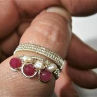 Ring handgewebt mit pink Achat und Keshiperlen weiß Spiralring wirework silberfarben Daumenring Bild 6