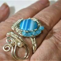 Ring mit Achat blau grau gestreift handgewebt petrol mit Keshiperlen weiß verstellbar spiralring Paisley bohho Bild 4