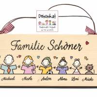 Geschenk Türschild Familie aus Holz personalisiert mit Namen und Figuren, Holzschild, Namensschild für den Hauseingang. Bild 1
