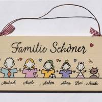 Geschenk Türschild Familie aus Holz personalisiert mit Namen und Figuren, Holzschild, Namensschild für den Hauseingang. Bild 2