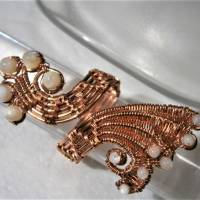 Ring handgewebt Kupfer rosegoldfarben mit Perlmutt winterweiß im Spiralring verstellbar als Daumenring Bild 6