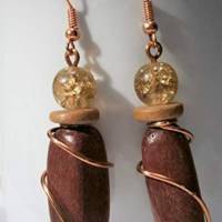 Ohrringe schmal aus Holz rotbraun und Glas beige handgemacht linear in wirework rosegoldfarben Bild 1