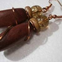 Ohrringe schmal aus Holz rotbraun und Glas beige handgemacht linear in wirework rosegoldfarben Bild 2
