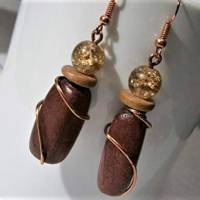 Ohrringe schmal aus Holz rotbraun und Glas beige handgemacht linear in wirework rosegoldfarben Bild 3