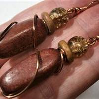 Ohrringe schmal aus Holz rotbraun und Glas beige handgemacht linear in wirework rosegoldfarben Bild 4
