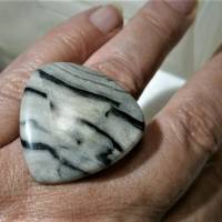Ring grau creme weiß mit 32 x 32 Millimeter großem Stein Zebra Jaspis Dreieck zum boho chic als Geschenk Naturschmuck Bild 3