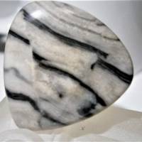 Ring grau creme weiß mit 32 x 32 Millimeter großem Stein Zebra Jaspis Dreieck zum boho chic als Geschenk Naturschmuck Bild 4