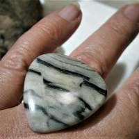 Ring grau creme weiß mit 32 x 32 Millimeter großem Stein Zebra Jaspis Dreieck zum boho chic als Geschenk Naturschmuck Bild 6
