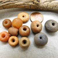 11 antike Steinperlen aus der Sahara - kurzer Strang - verschiedene Steinarten und Formen - Calcit, Sandstein, Jaspis, A