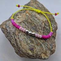 Freundschaftsarmband, Flechtarmband, Makramee Armband mit pink/rosa Perlen auf gelbem Garn.  Einzelstück, Trendy Bild 1