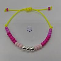 Freundschaftsarmband, Flechtarmband, Makramee Armband mit pink/rosa Perlen auf gelbem Garn.  Einzelstück, Trendy Bild 3
