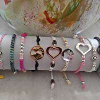 Freundschaftsarmband, Flechtarmband, Makramee Armband mit pink/rosa Perlen auf gelbem Garn.  Einzelstück, Trendy Bild 4