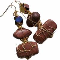 Ohrringe braun handgemacht aus Holz als Naturschmuck wirework goldfarben mit irisierendem funkelndem Glas Bild 1