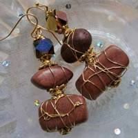 Ohrringe braun handgemacht aus Holz als Naturschmuck wirework goldfarben mit irisierendem funkelndem Glas Bild 2
