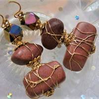 Ohrringe braun handgemacht aus Holz als Naturschmuck wirework goldfarben mit irisierendem funkelndem Glas Bild 3