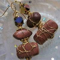 Ohrringe braun handgemacht aus Holz als Naturschmuck wirework goldfarben mit irisierendem funkelndem Glas Bild 4