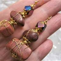 Ohrringe braun handgemacht aus Holz als Naturschmuck wirework goldfarben mit irisierendem funkelndem Glas Bild 5