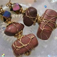 Ohrringe braun handgemacht aus Holz als Naturschmuck wirework goldfarben mit irisierendem funkelndem Glas Bild 6