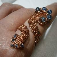 Ring handgewebt Kupfer rotgoldfarben mit Quarz blau im Spiralring verstellbar als Daumenring boho Bild 3