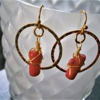 Ohrringe handgemacht mit Koralle in rot im gehämmerten Kreis goldfarben hippy boho chic Strandhochzeit Bild 4