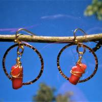 Ohrringe handgemacht mit Koralle in rot im gehämmerten Kreis goldfarben hippy boho chic Strandhochzeit Bild 6