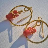 Ohrringe handgemacht mit Koralle in rot im gehämmerten Kreis goldfarben hippy boho chic Strandhochzeit Bild 7