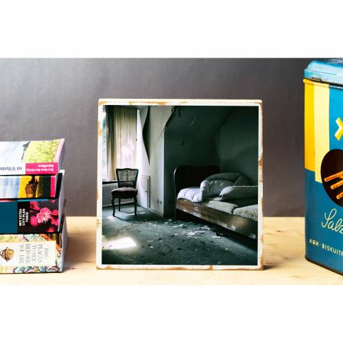Schlafzimmer, verlassenes Haus, marodes Bett, Foto auf Holz 22x22 cm, handmade