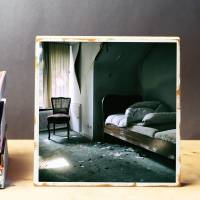 Schlafzimmer, verlassenes Haus, marodes Bett, Foto auf Holz 22x22 cm, handmade Bild 1