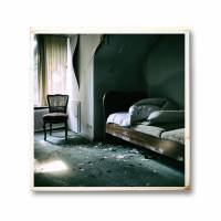 Schlafzimmer, verlassenes Haus, marodes Bett, Foto auf Holz 22x22 cm, handmade Bild 2
