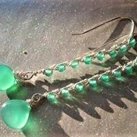 funkelnde schmale Ohrringe grün Achat und Onyx Tropfen handgemacht linear stiletto design Bild 6