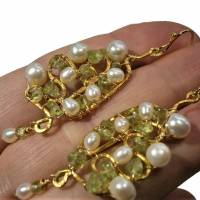 Ohrringe Peridot grün Perlen weiß am gehämmerten Ornament wirework in goldfarben statement Brautschmuck Bild 1