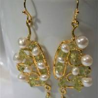 Ohrringe Peridot grün Perlen weiß am gehämmerten Ornament wirework in goldfarben statement Brautschmuck Bild 2