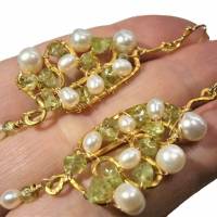 Ohrringe Peridot grün Perlen weiß am gehämmerten Ornament wirework in goldfarben statement Brautschmuck Bild 3