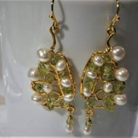Ohrringe Peridot grün Perlen weiß am gehämmerten Ornament wirework in goldfarben statement Brautschmuck Bild 4