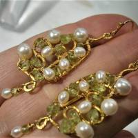 Ohrringe Peridot grün Perlen weiß am gehämmerten Ornament wirework in goldfarben statement Brautschmuck Bild 5