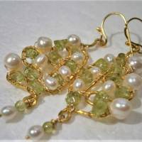 Ohrringe Peridot grün Perlen weiß am gehämmerten Ornament wirework in goldfarben statement Brautschmuck Bild 6