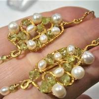 Ohrringe Peridot grün Perlen weiß am gehämmerten Ornament wirework in goldfarben statement Brautschmuck Bild 7