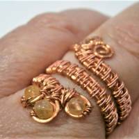 Ring pastell Kupfer hell handgewebt mit Jade gelb im Spiralring rotgoldfarben Daumenring Bild 7