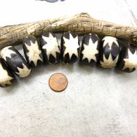 8 Vintage Batik Bone Perlen - L Oval - schwarz weiß - große ovale Knochenperlen aus Kenia - Sternmuster Bild 1
