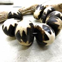8 Vintage Batik Bone Perlen - L Oval - schwarz weiß - große ovale Knochenperlen aus Kenia - Sternmuster Bild 3